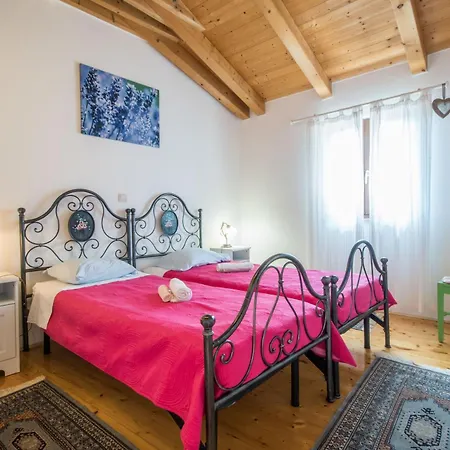 Sandi, Mediterranean With Pool And Jacuzzi Vikendica