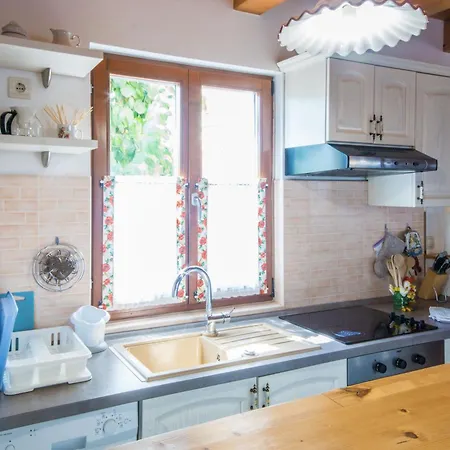 Dom wakacyjny Sandi, Mediterranean With Pool And Jacuzzi