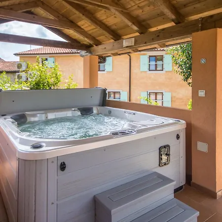 Dom wakacyjny Sandi, Mediterranean With Pool And Jacuzzi