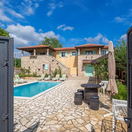 Sandi, Mediterranean With Pool And Jacuzzi Dom wakacyjny Gračišće