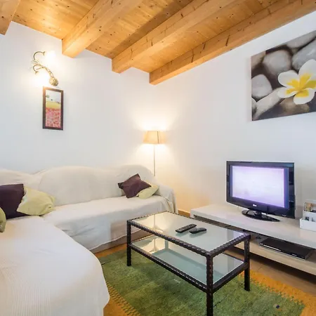 Sandi, Mediterranean With Pool And Jacuzzi Holiday home *