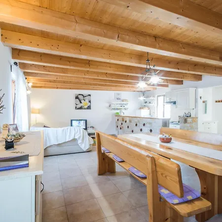 Hébergement de vacances Sandi, Mediterranean With Pool And Jacuzzi Gračišće