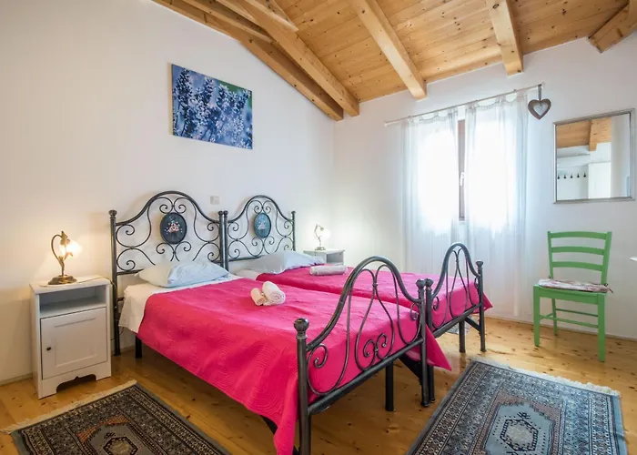 Sandi, Mediterranean With Pool And Jacuzzi Vikendica