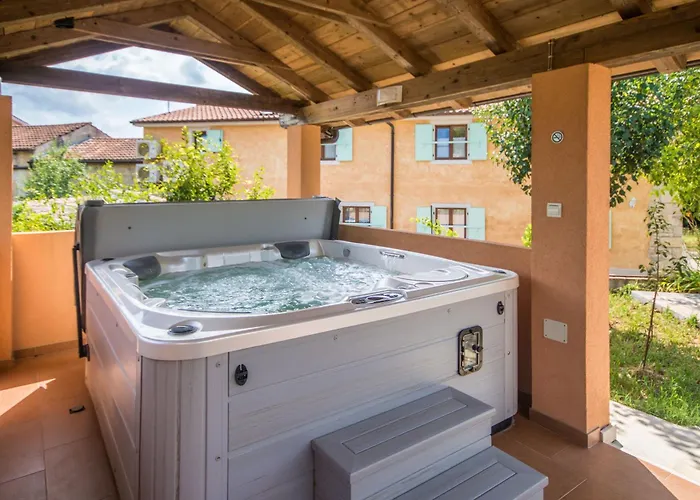 Vikendica Sandi, Mediterranean With Pool And Jacuzzi