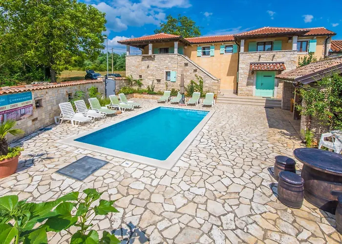 Sandi, Mediterranean With Pool And Jacuzzi Vikendica